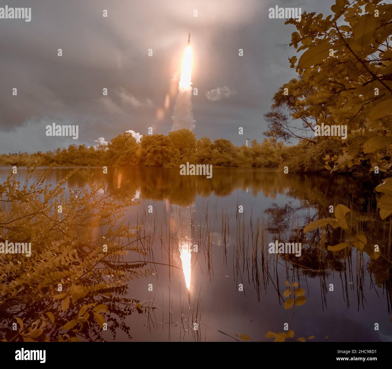 KOURO, FRANZÖSISCH-GUAYANA - 25. Dezember 2021 - das James Webb Weltraumteleskop startet an Bord einer Ariane 5-Rakete von der ELA-3-Startzone der Europe’s Sp Stockfoto