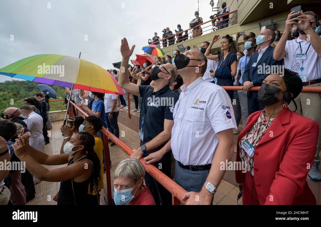 KOURO, FRANZÖSISCH-GUAYANA - 25. Dezember 2021 - ESA (European Space Agency) Generaldirektor Dr. Josef Aschbacher, links, und NASA Associate Administrator fo Stockfoto