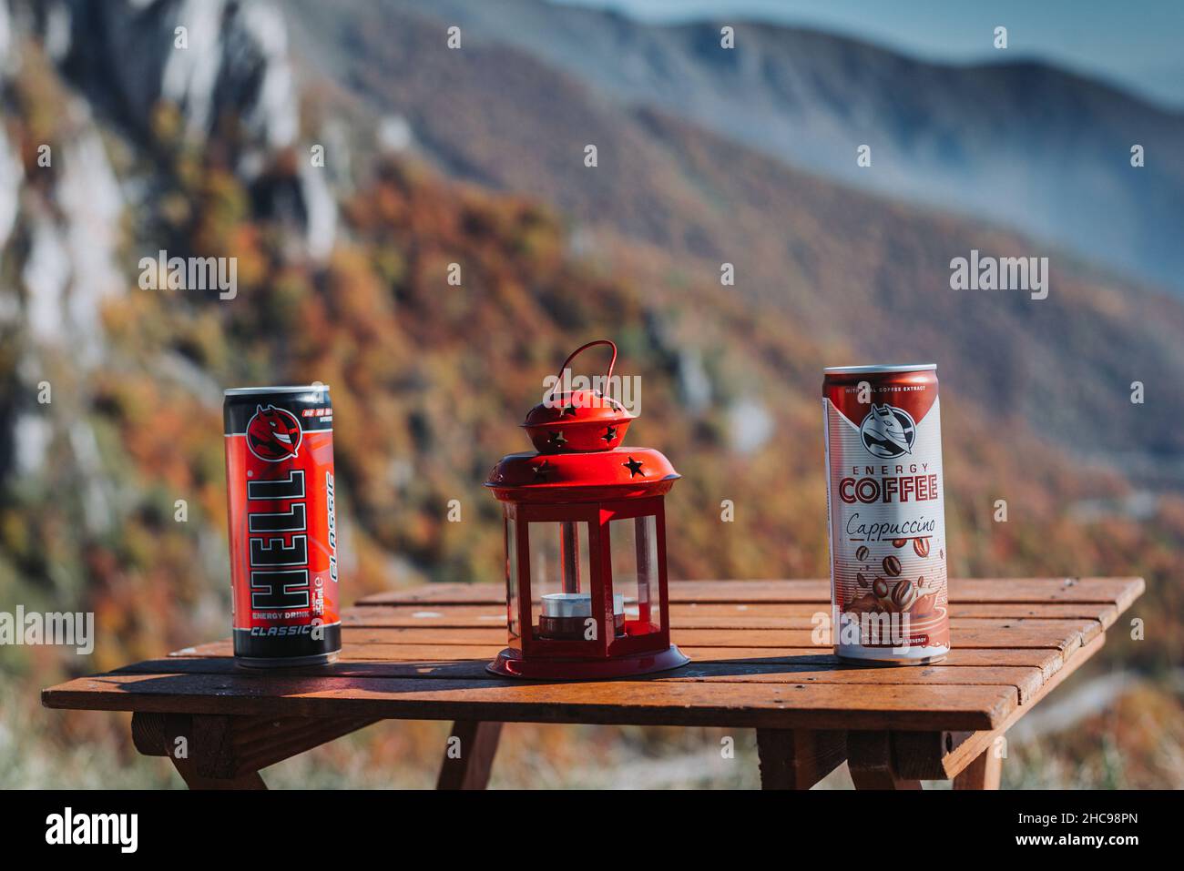 Lampe und Kaffee auf einem Tisch in einem Berg, Bosnien und Herzegowina Stockfoto
