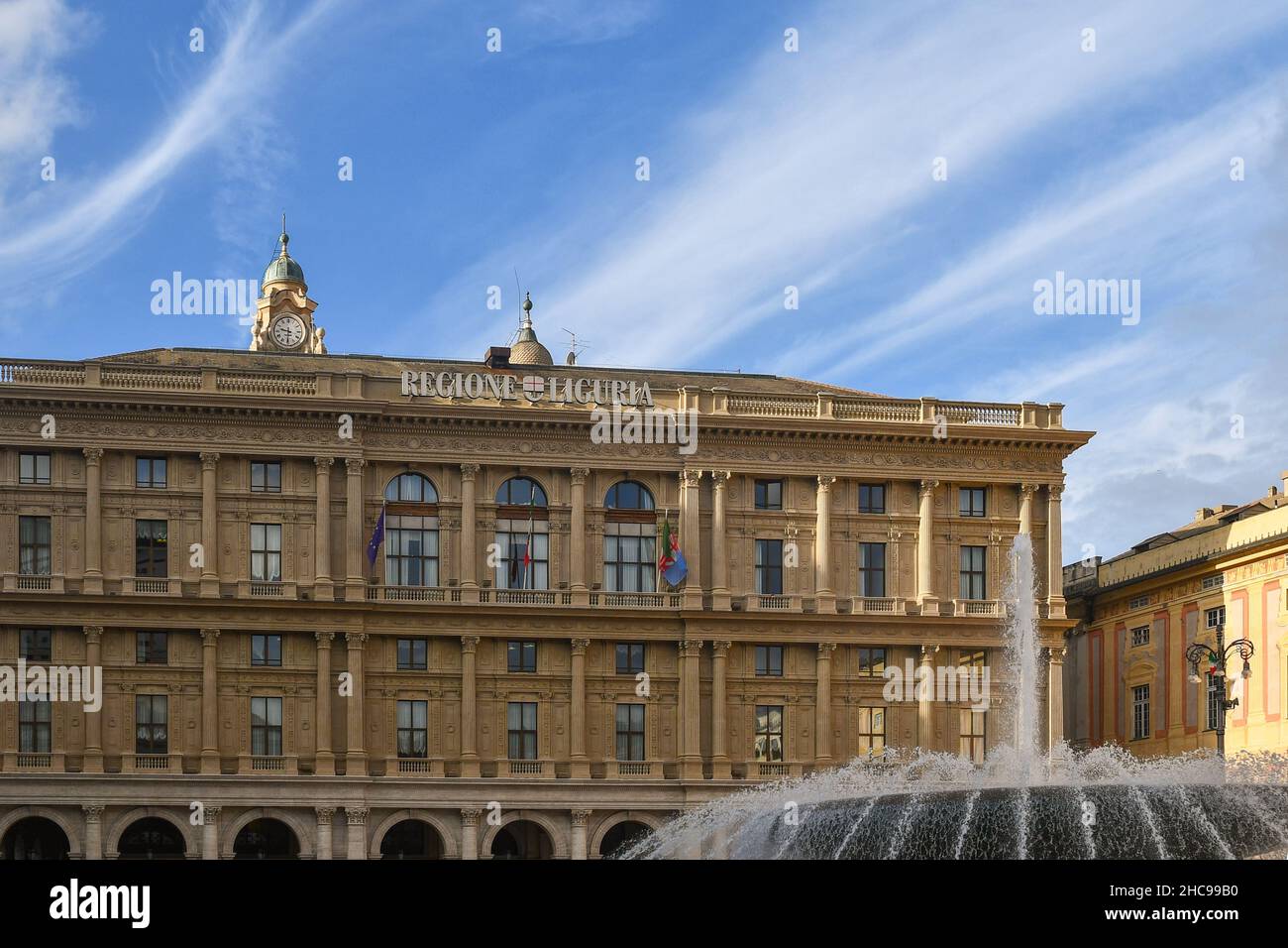 Außen des Ligurien Region Palace mit dem sprudelnden Brunnen der Piazza De Ferrari Platz im Stadtzentrum, Genua, Ligurien, Italien Stockfoto