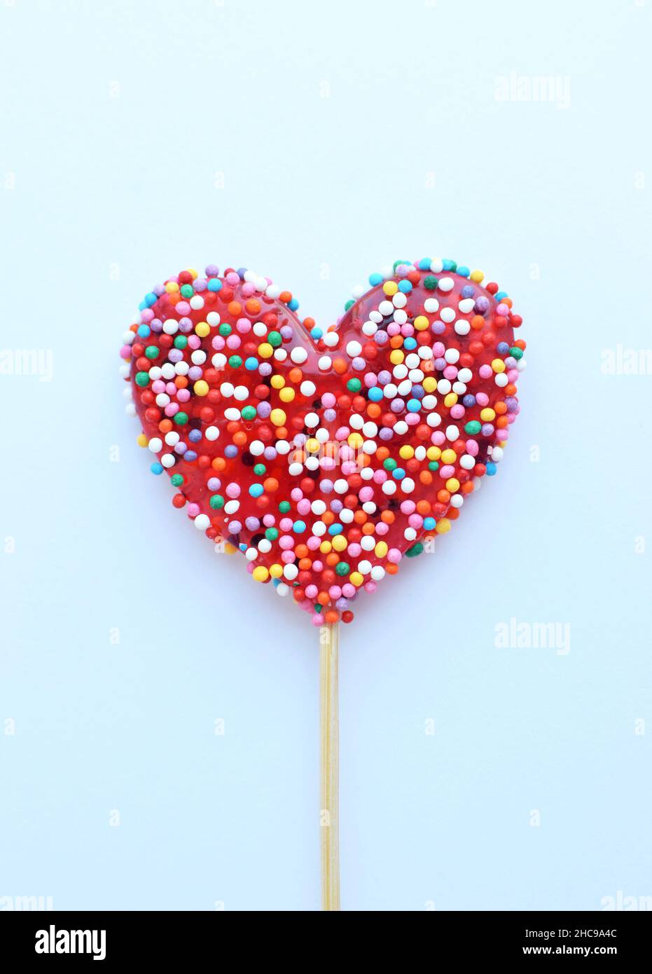 Lutscher auf weißem Hintergrund. Essen, Zucker, Süßigkeiten. Valentinstag-Konzept. Stockfoto