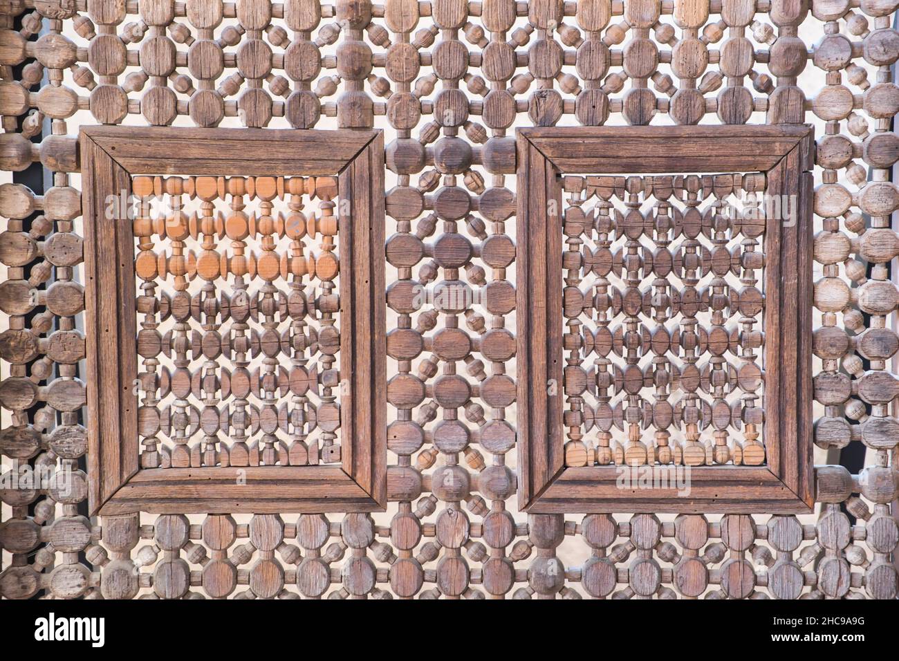 Nahansicht einer Mashrabiya, einer Holzkonstruktion im Hauptraum des Zisa in Palermo Stockfoto
