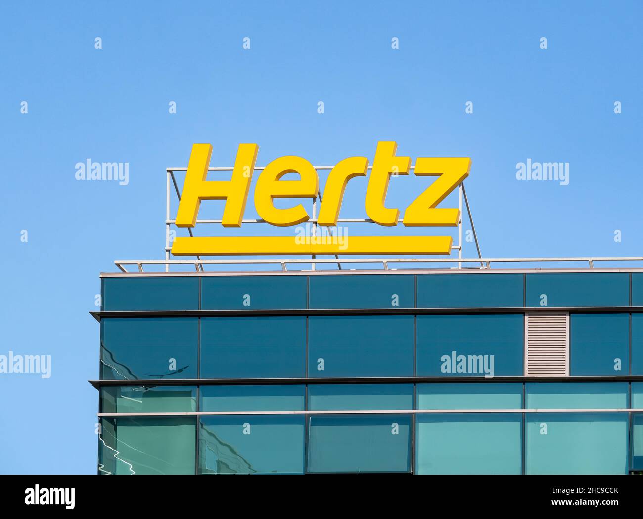 Bukarest, Rumänien - 10,1.2021: Logo der Autovermietung Hertz auf einem Bürogebäude in Bukarest. Büros in Rumänien. Stockfoto