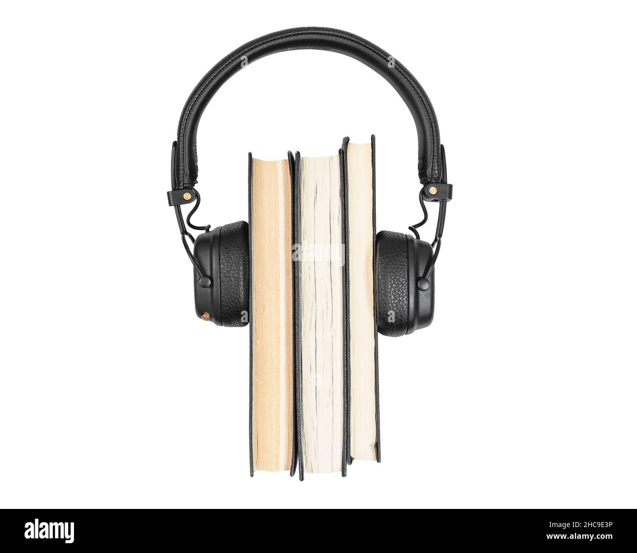 Hörbuch-Konzept. Papierliteratur mit Kopfhörern auf weißem Hintergrund isoliert. Hörbuch anhören. Stockfoto