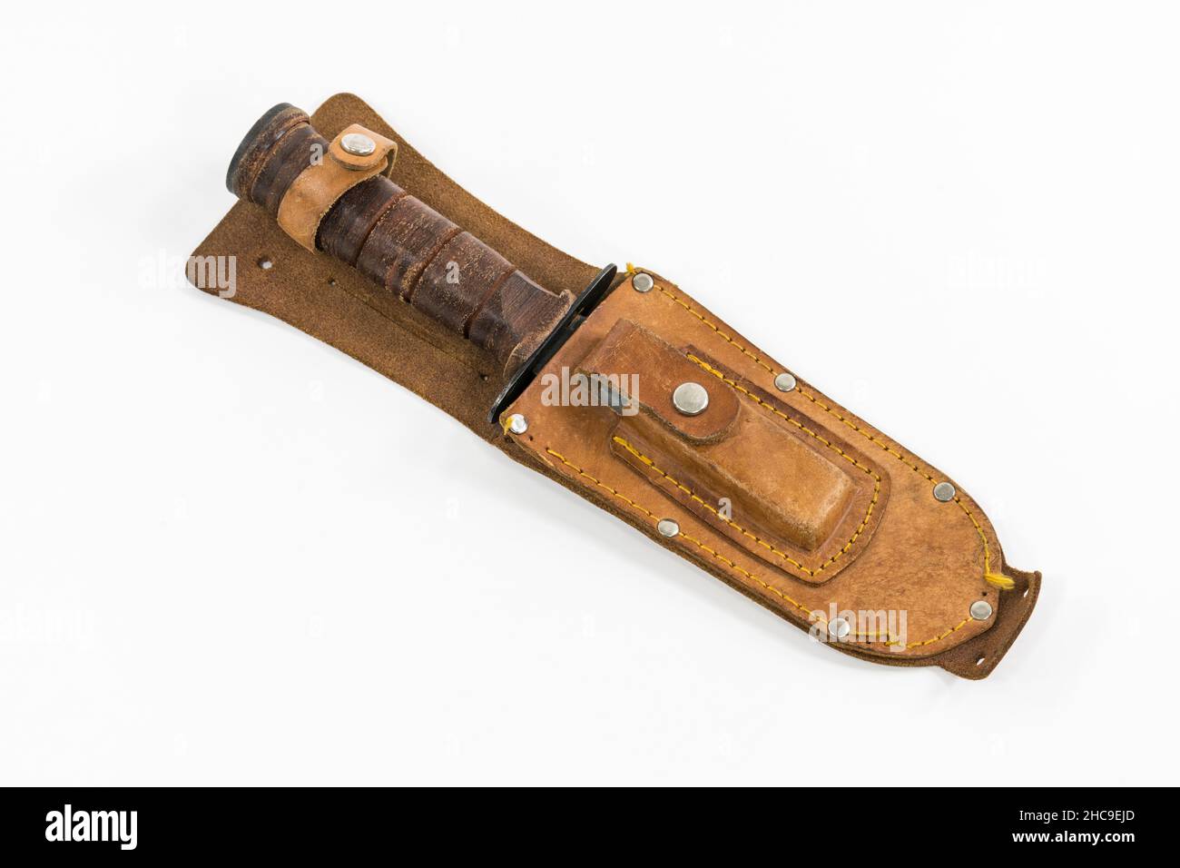 Vintage Jagdmesser mit Lederscheide und Schleifstein. Stockfoto