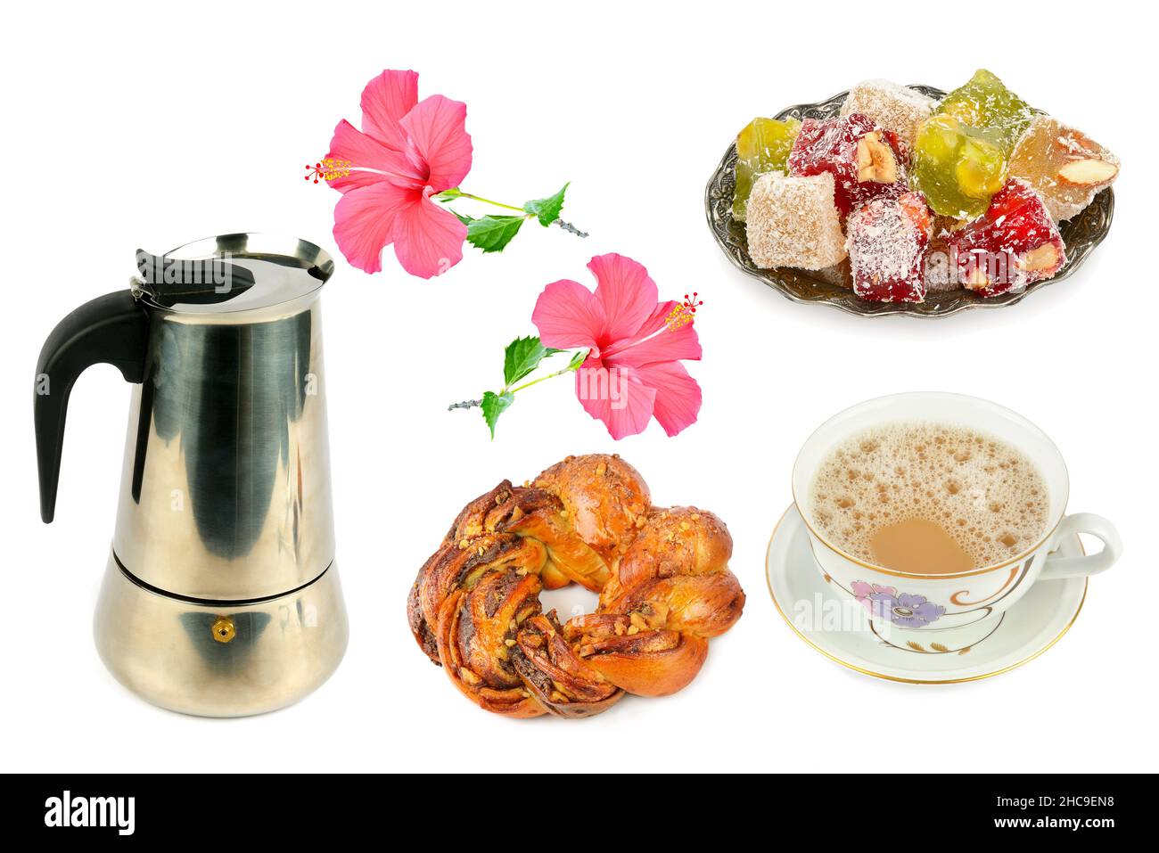 Kaffee, Kaffeekocher, Brötchen und türkische Delight isoliert auf weißem Hintergrund. Collage. Stockfoto