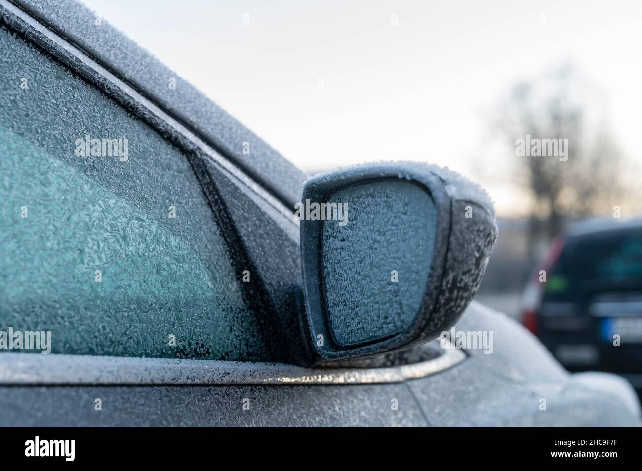 Nach eisiger Nacht sind die Fenster und Spiegel vereist Stockfoto
