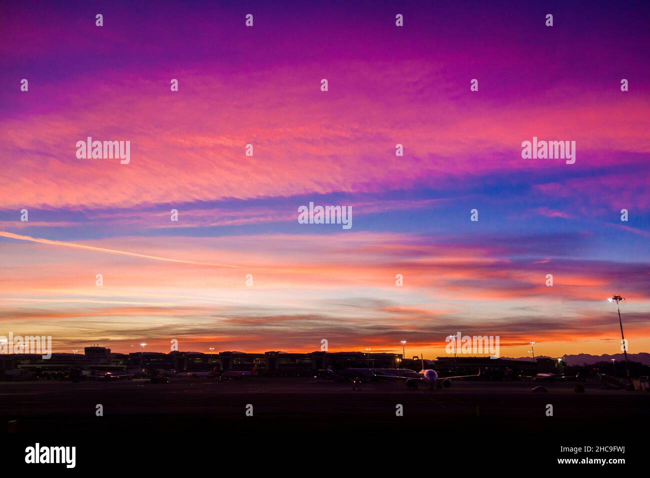 Sonnenuntergang am Flughafen Malpensa in Mailand (Mailand), Lombardei, Italien, Europa. Er ist einer der verkehrsreichsten Flughäfen Europas, die von hundert Reisenden genutzt werden. Stockfoto