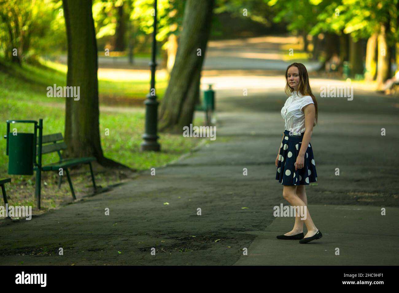 Ein Mädchen im Teenageralter, das im Park steht. Stockfoto