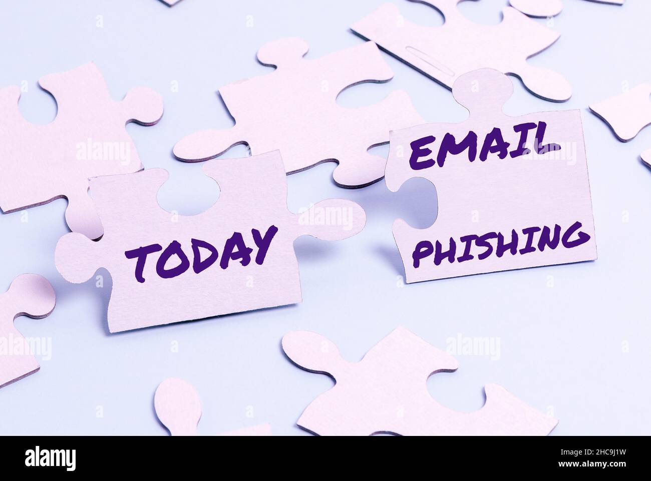 Signieren, das E-Mail-Phishing anzeigt. Wort für E-Mails, die auf Websites verweisen können, die Malware verbreiten Aufbau eines unfertigen weißen Puzzle-Musters Stockfoto