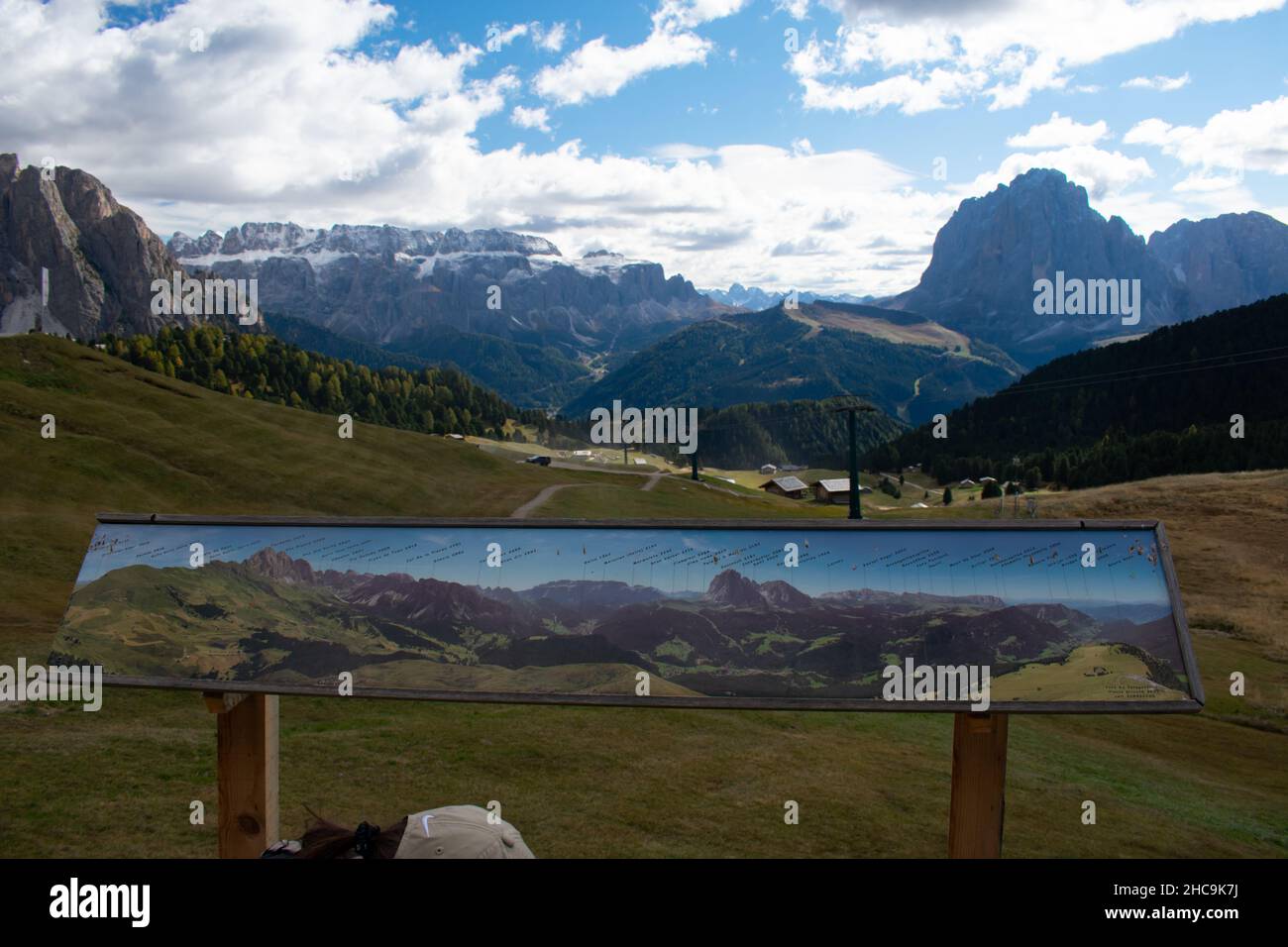 Karte der Dolomiten mit Berg im Hintergrund. Europäische Alpen, Grödner Pass, Italien Stockfoto