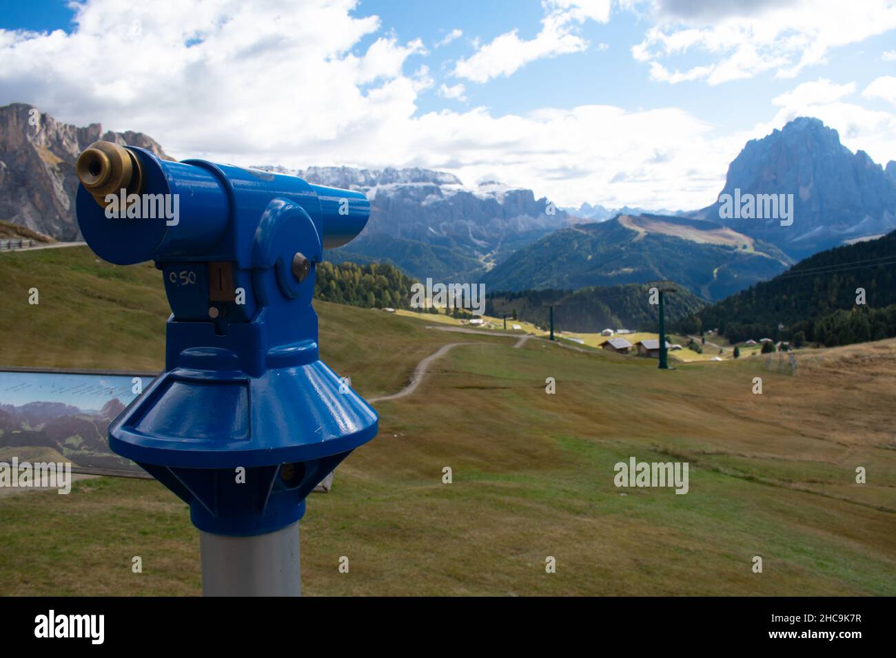Teleskop und Karte der Dolomiten mit Bergen im Hintergrund. Europäische Alpen, Grödner Pass, Italien Stockfoto