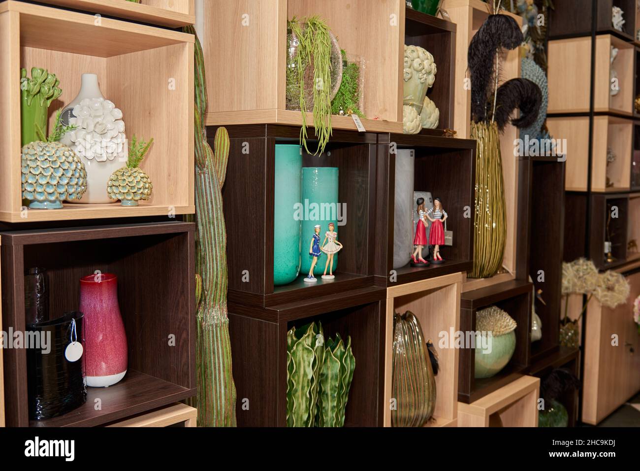Dekorative Keramikvase. Schöne Blumenarrangement von af künstliche Pflanze in Blumentopf. Stilvolles Interieur im Wohndesign Stockfoto