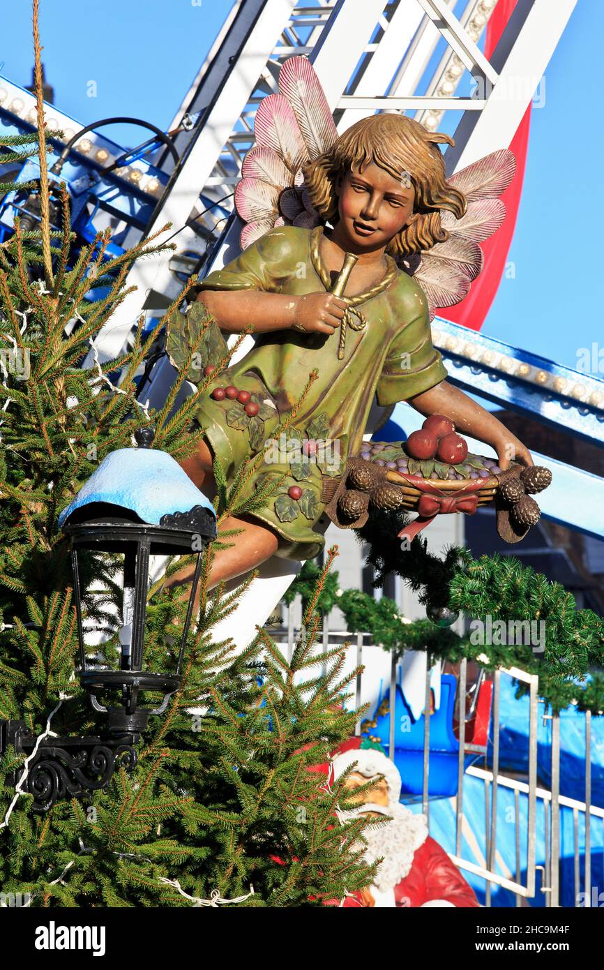 Ein Engel auf dem jährlichen Weihnachtsmarkt am Grand-Place in Lille (Nord), Frankreich Stockfoto