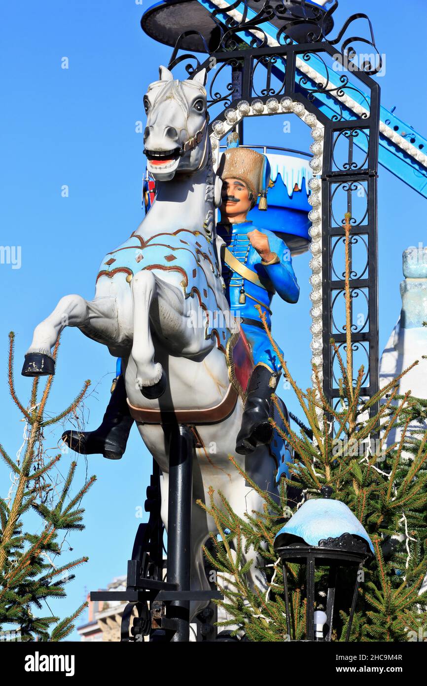 Ein hölzerner Soldat auf einem Pferd auf dem jährlichen Weihnachtsmarkt am Grand-Place in Lille (Nord), Frankreich Stockfoto