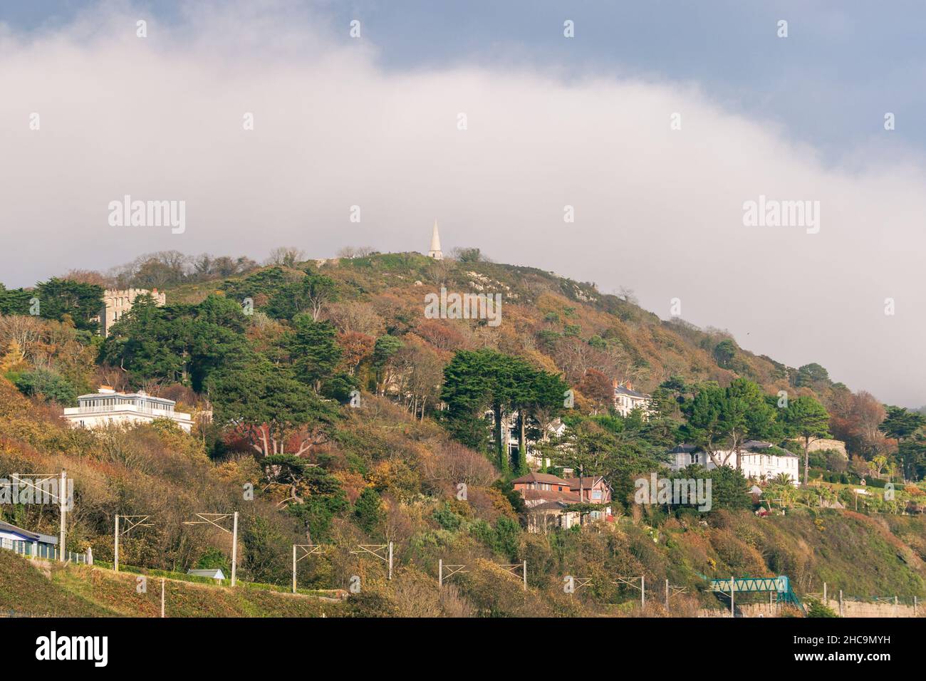 Killiney, Dun Laoghaire, Irland, 14. November 2021:Killiney Hill Park vom Killiney Beach aus gesehen Stockfoto