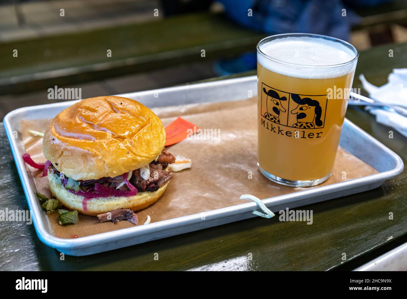 Burger und Craft Beer auf Tablett im Warpigs Crewpub in Kopenhagen, Dänemark Stockfoto