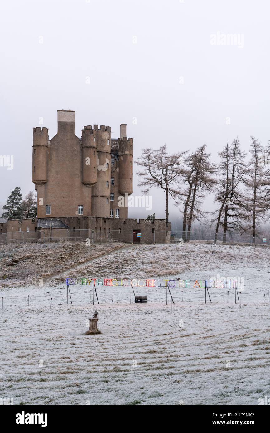 Das farbenfrohe Kunstwerk des Künstlers Martin Creed auf dem Gelände des Braemar Castle auf der Royal Deeside bietet eine beruhigende Botschaft an einem kalten, frostigen Wintermorgen Stockfoto
