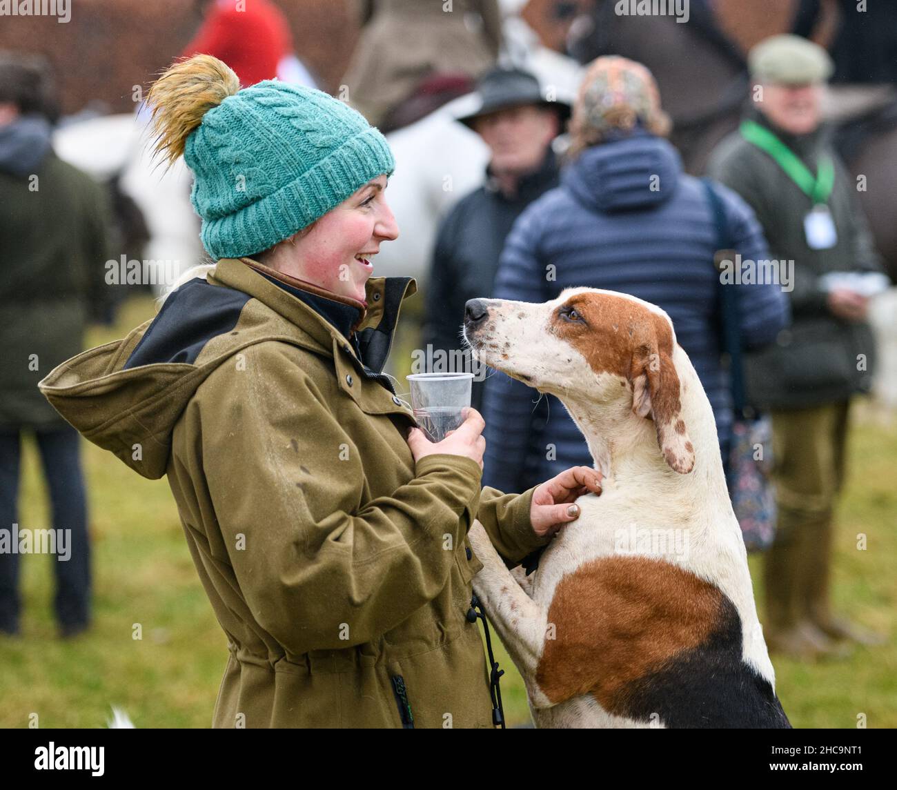 Ein Hund freundet sich mit einem Unterstützer am Cottesmore Hunt Boxing Day an Treffen in Barleythorpe, Sonntag 26. Dezember 2021 © 2021 Nico Morgan. Alle Rechte Vorbehalten Stockfoto