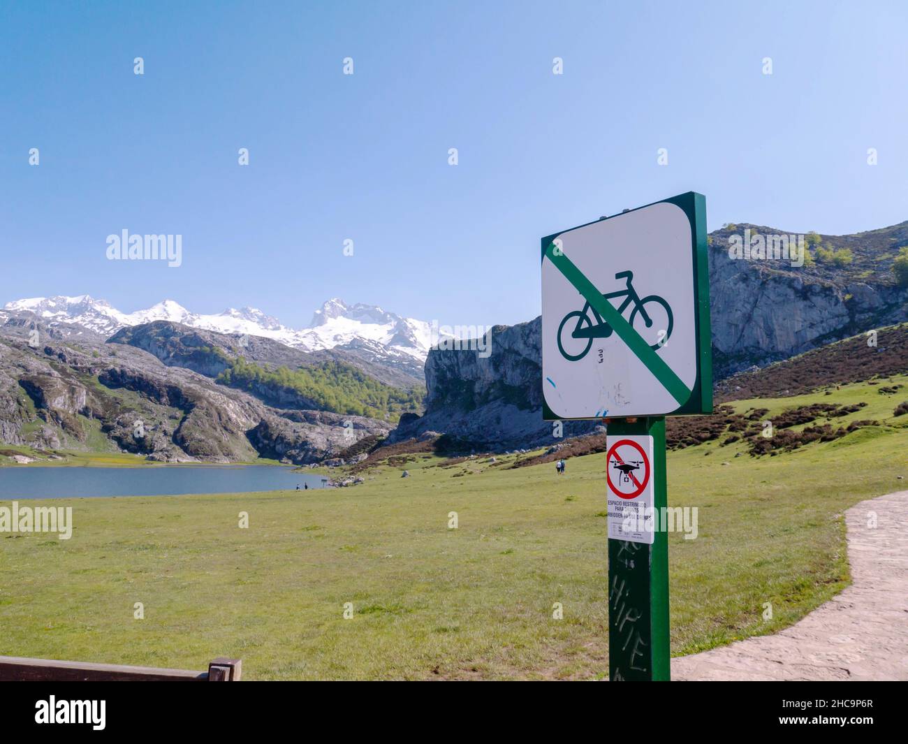 PICOS DE Europa NATIONALPARK, SPANIEN - 25. MAI 2019: Fahrräder und Drohnen verboten Schild in der Nähe von Ercina See von Covadonga in der Picos de Europa National pa Stockfoto
