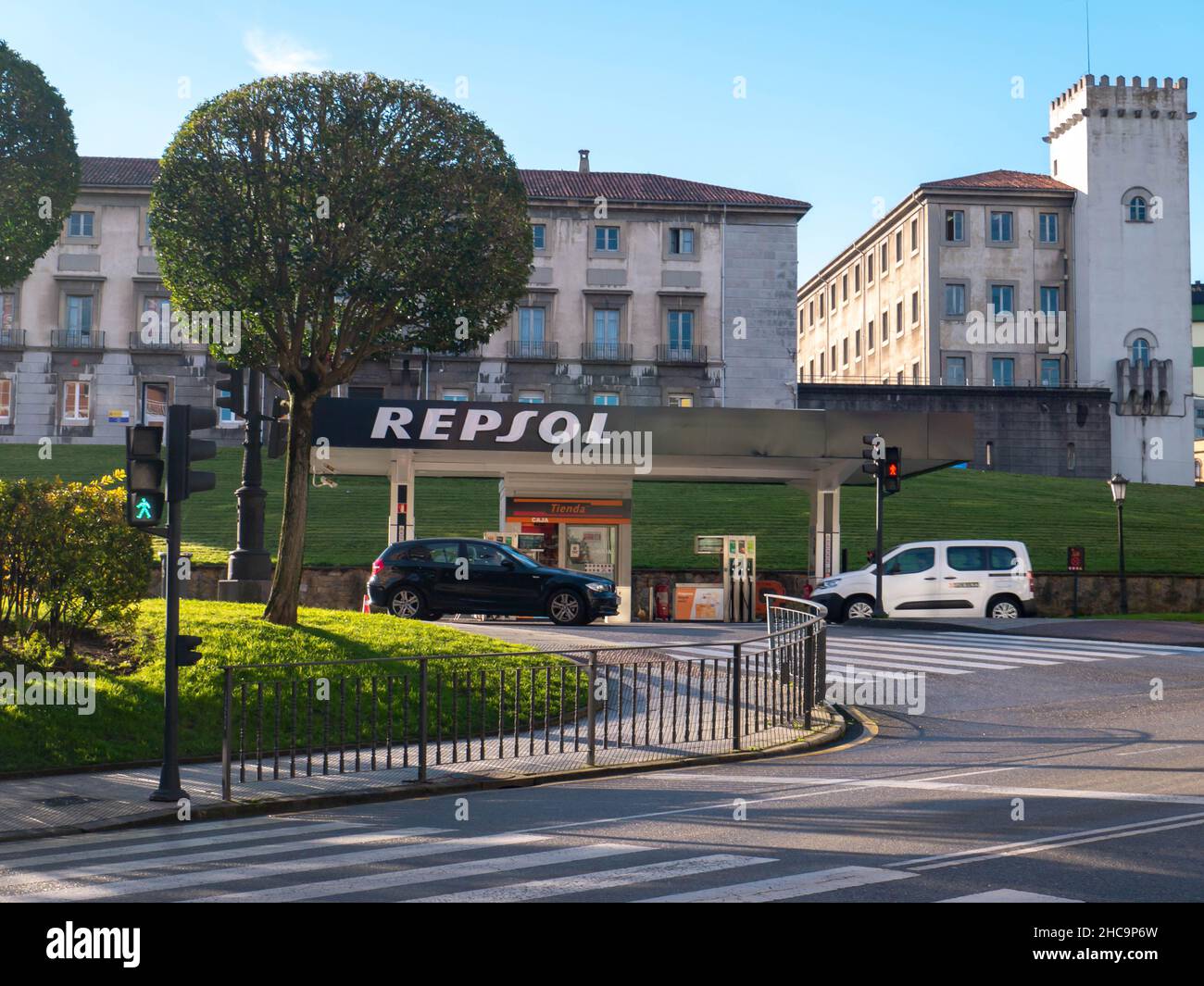 OVIEDO, SPANIEN - DEZEMBER 21,2021: Repsol-Tankstelle in Oviedo, Asturien, Spanien Stockfoto