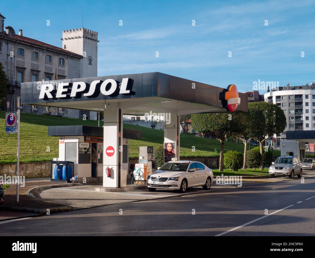 OVIEDO, SPANIEN - DEZEMBER 21,2021: Repsol-Tankstelle in Oviedo, Asturien, Spanien Stockfoto