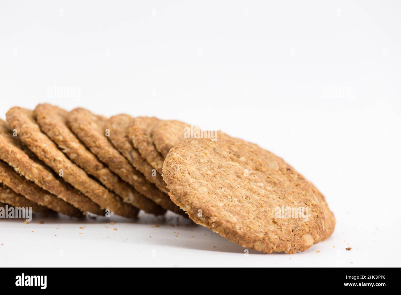 Set von fallenden Haferflocken Cookies auf weißem Hintergrund, gesundes Frühstück Stockfoto