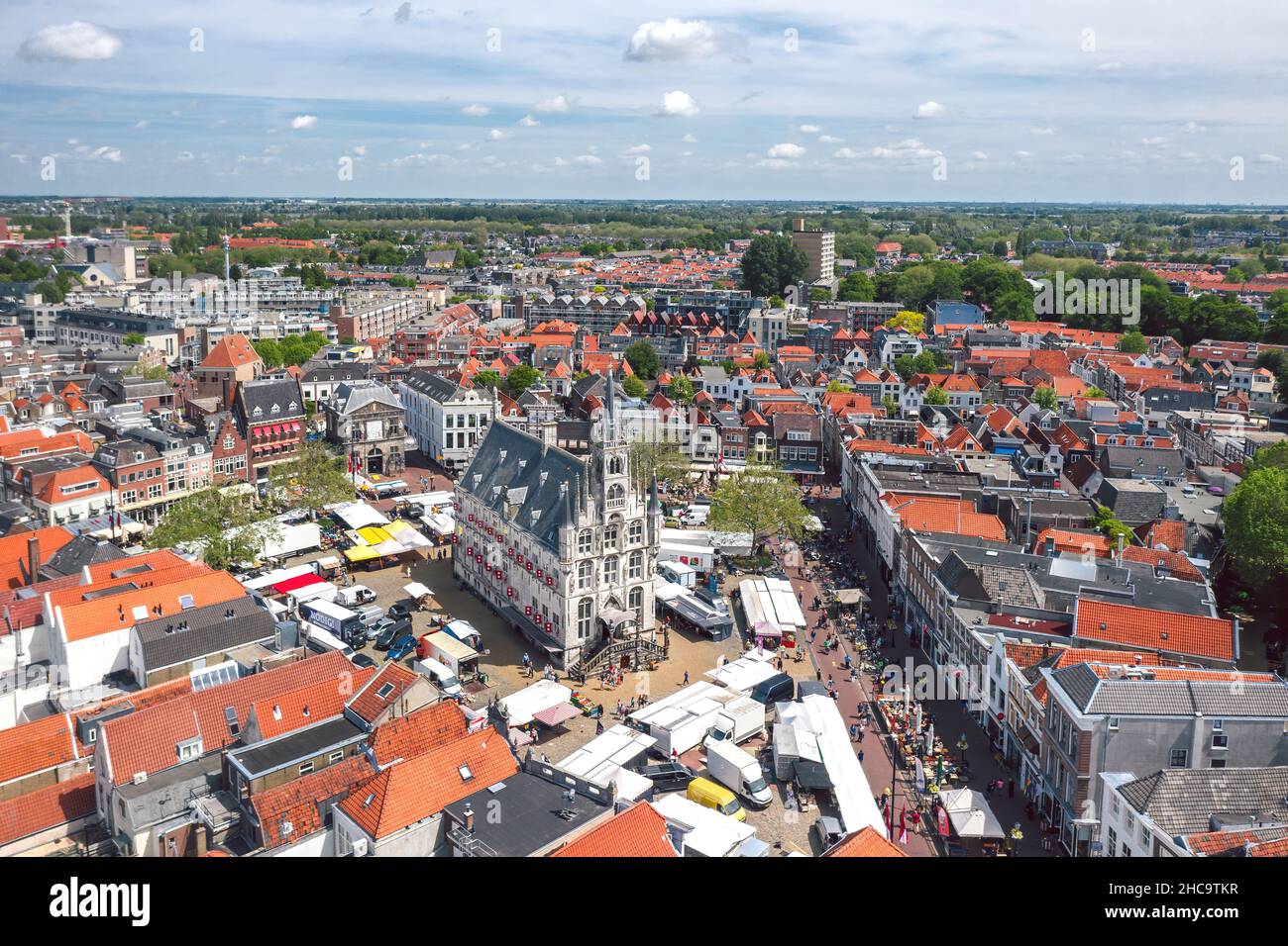 Sonnige Sommer Luftbild von Gouda, Käse Hauptstadt in den Niederlanden Stockfoto