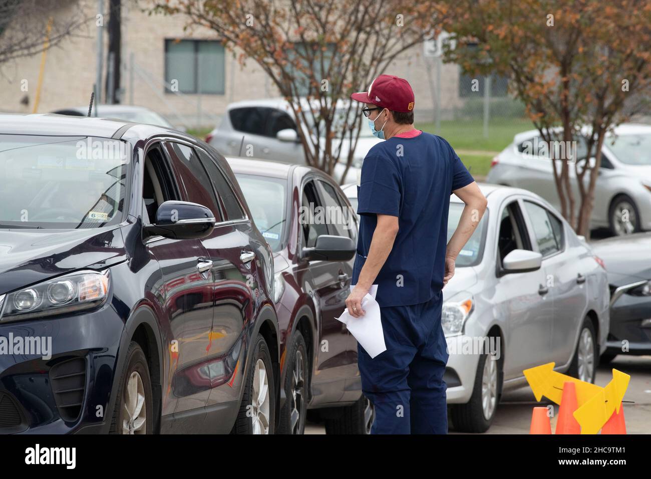 Austin, Texas, USA. 26th. Dezember 2021. Ein mobiler privater COVID-Teststandort, der im November nur wenig Verkehr verzeichnete, ist Ende Dezember überfordert, da Bewohner von Austin während der Feiertage auf die omicron-Variante getestet werden möchten. Gäste meldeten bis zu drei Stunden Wartezeit am Drive-Through-Standort, einer von mehreren wurde über die Weihnachtsfeiertage eröffnet. Kredit: Bob Daemmrich/Alamy Live Nachrichten Stockfoto