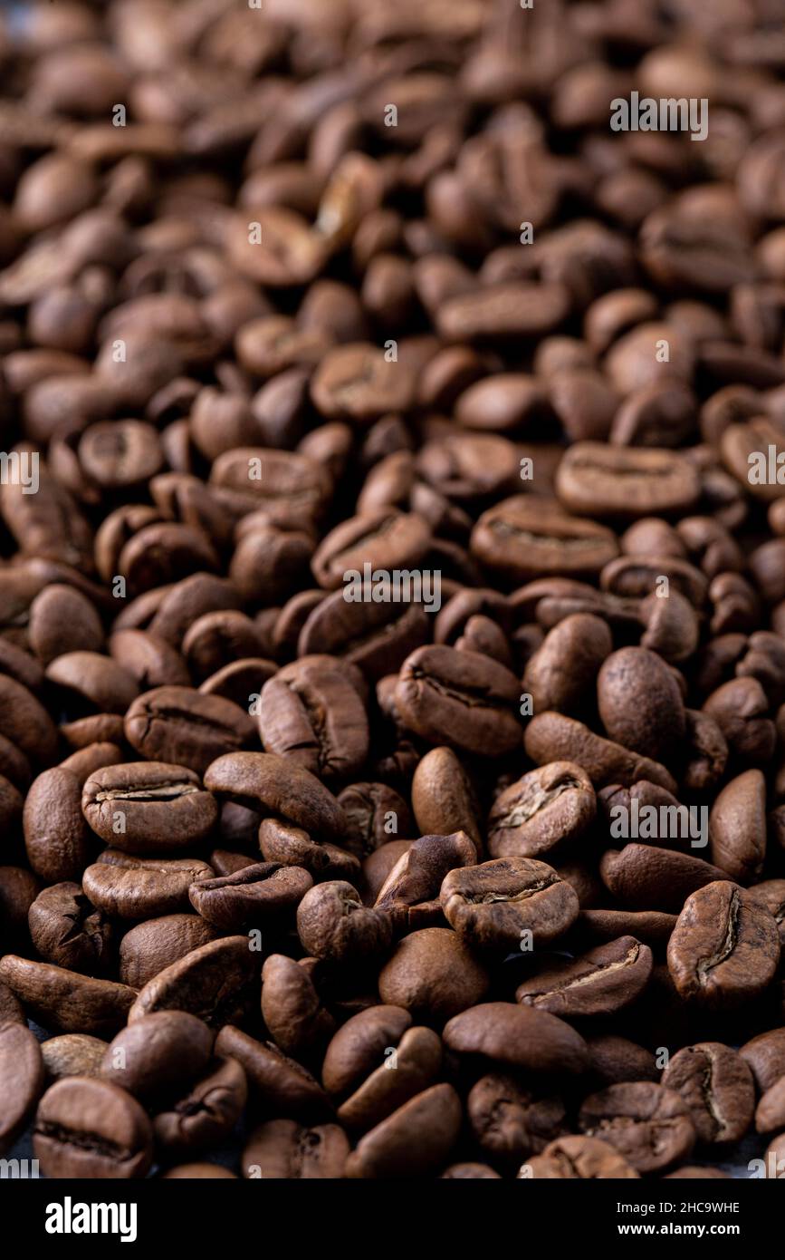 Kaffeebohnen röstern bis mittel Stockfoto