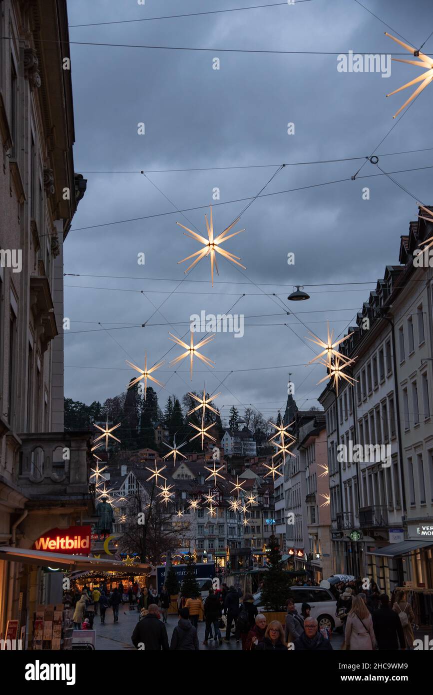 St. Gallen, SCHWEIZ - 07. Dezember 2019: Die Stadt St.Gallen in Weihnachtsstimmung Stockfoto
