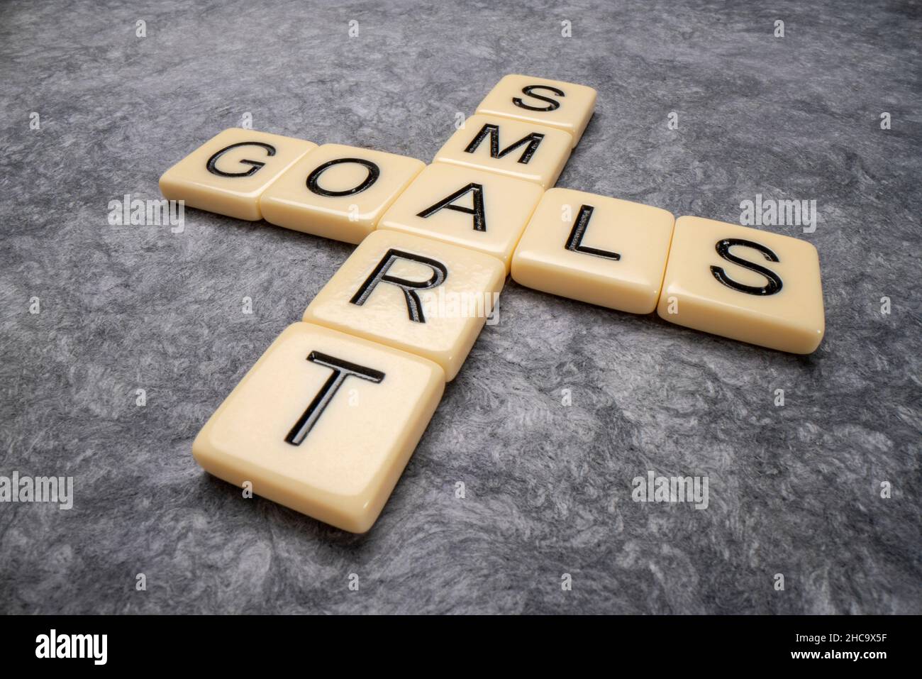 SMART Goals - Kreuzworträtsel in Elfenbeinbuchstaben gegen texturiertes Papier, Zielsetzung, Geschäfts- und Persönlichkeitskonzept Stockfoto