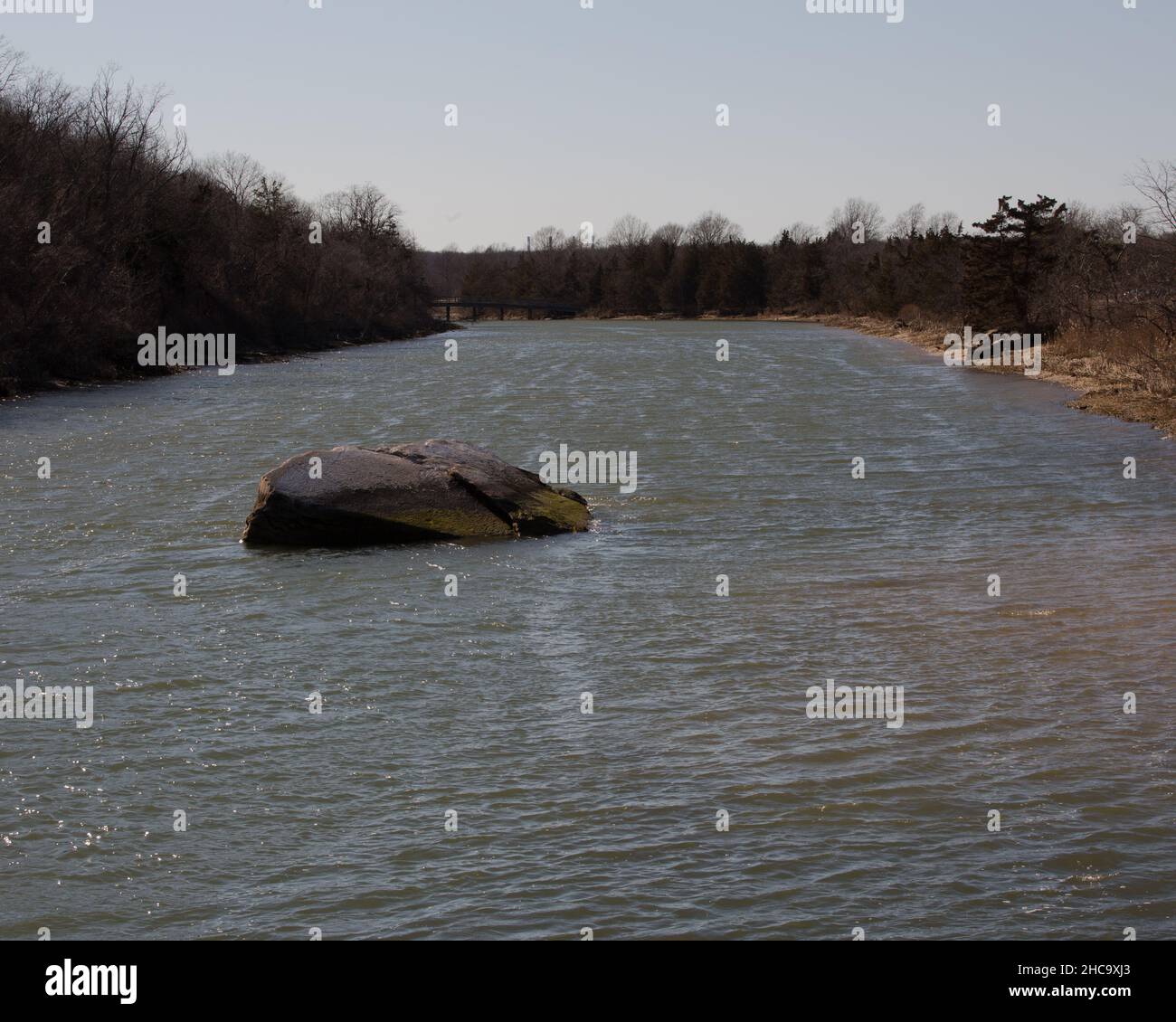 Blick auf einen großen Felsen in einem See an einem sonnigen Tag Stockfoto
