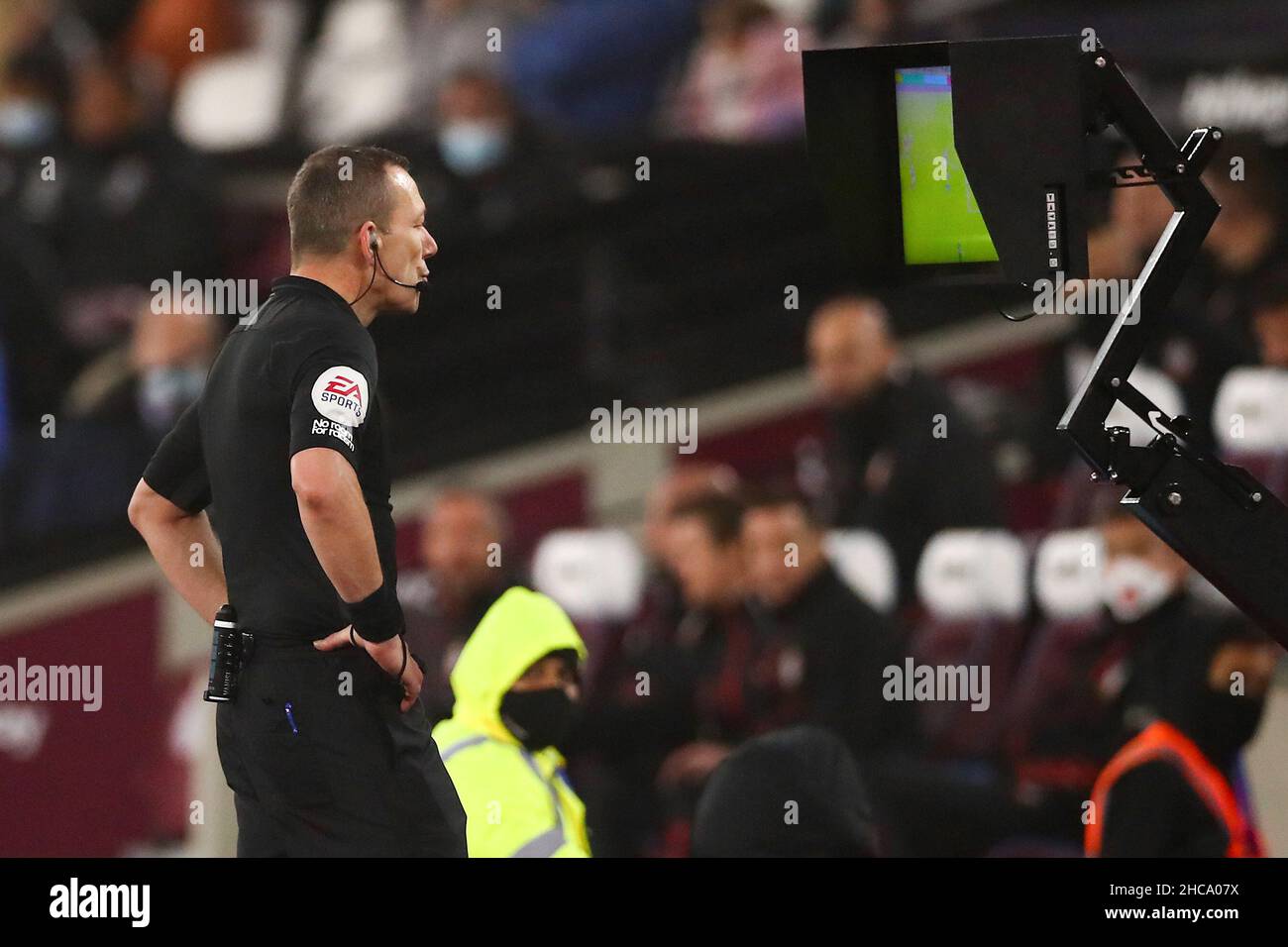 London, England, 26th. Dezember 2021. Kevin Friend, der Schiedsrichter, schaut während des Premier League-Spiels im Londoner Stadion auf den VAR-Monitor. Bildnachweis sollte lauten: Jacques Feeney / Sportimage Kredit: Sportimage/Alamy Live News Stockfoto