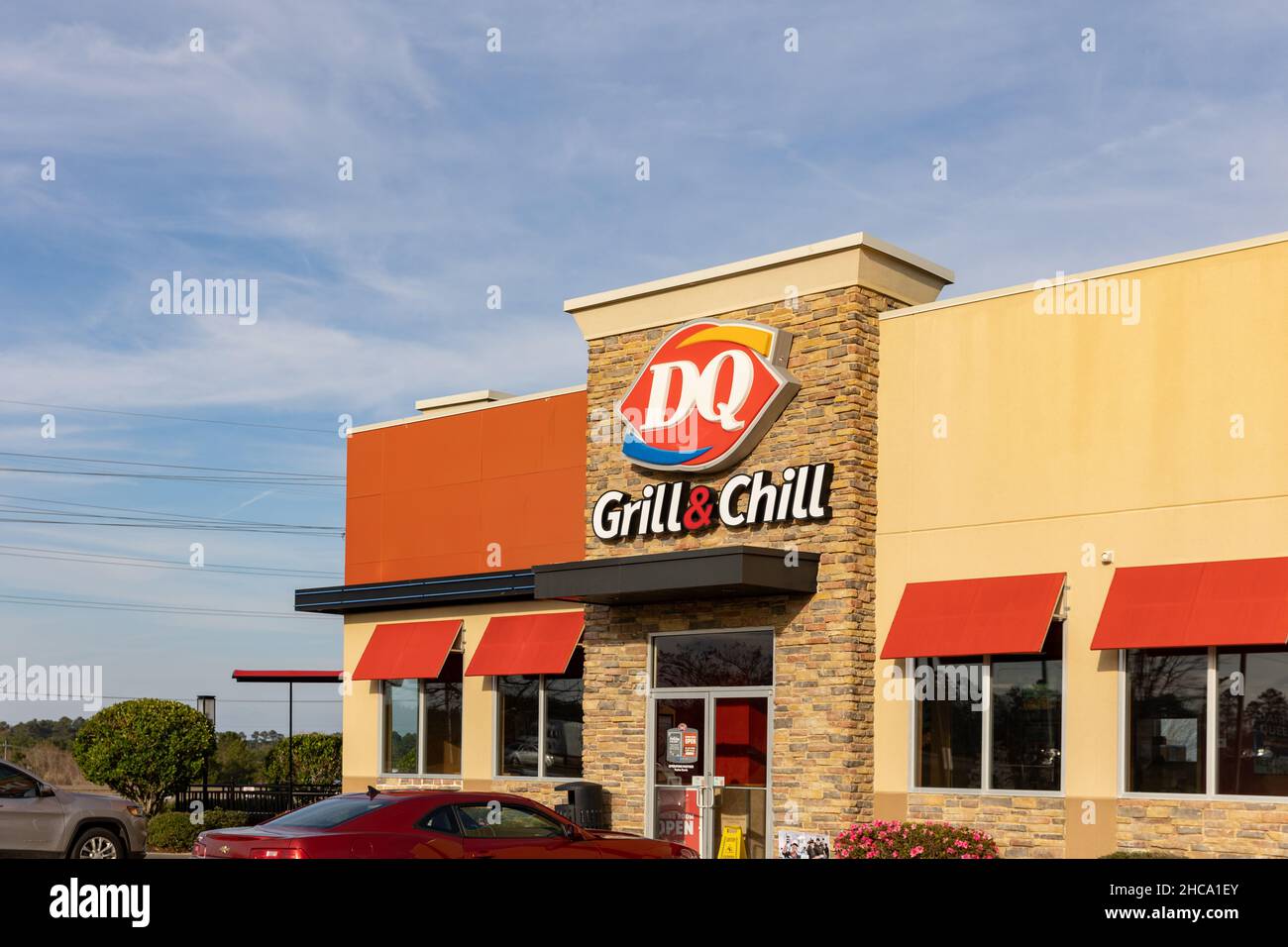 Flowood, MS - 15. Dezember 2021: Dairy Queen ist eine Fast-Food-Restaurantkette, die für Hamburger und Eisdesserts bekannt ist. Stockfoto