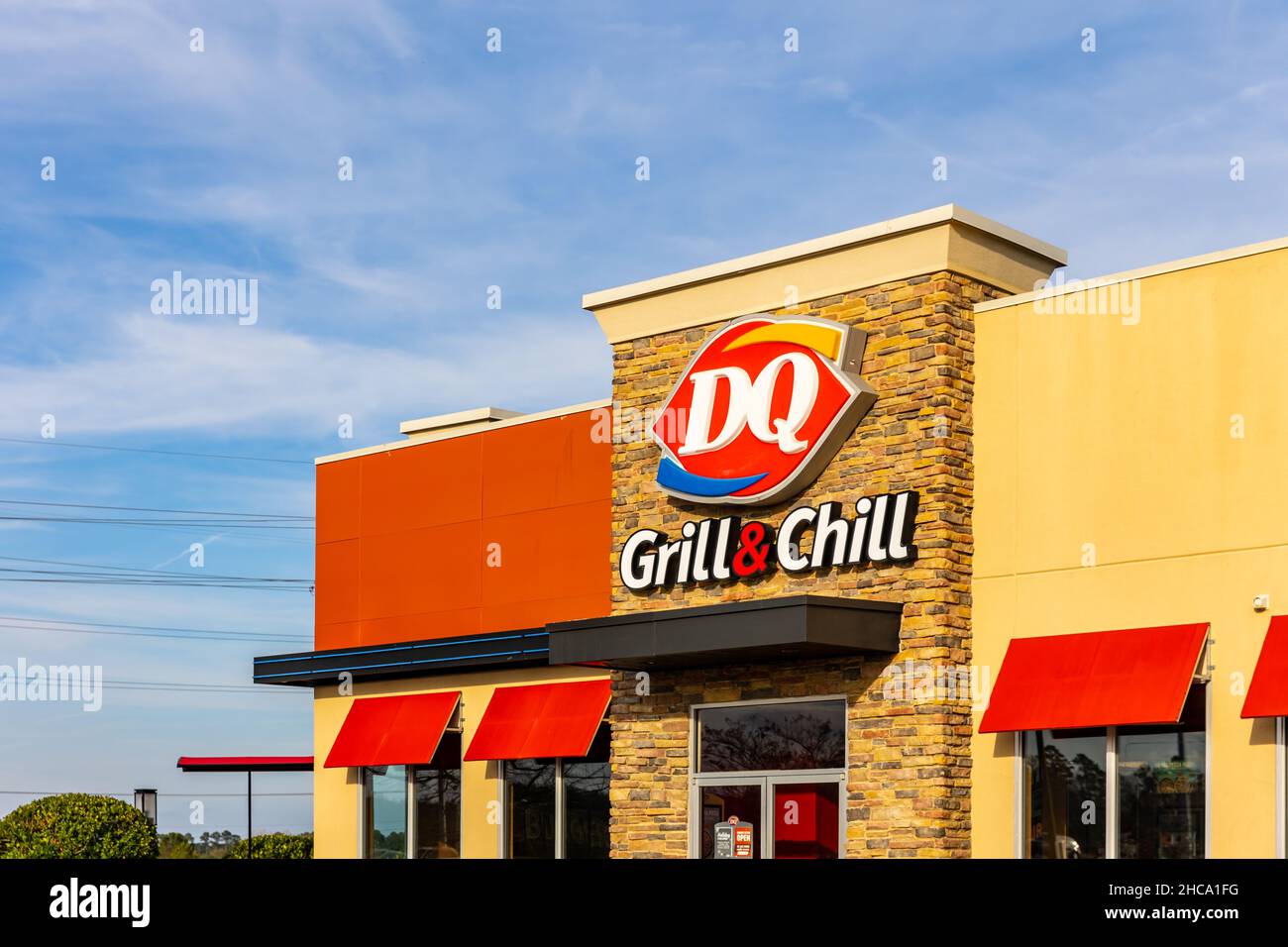 Flowood, MS - 15. Dezember 2021: Dairy Queen ist eine Fast-Food-Restaurantkette, die für Hamburger und Eisdesserts bekannt ist. Stockfoto