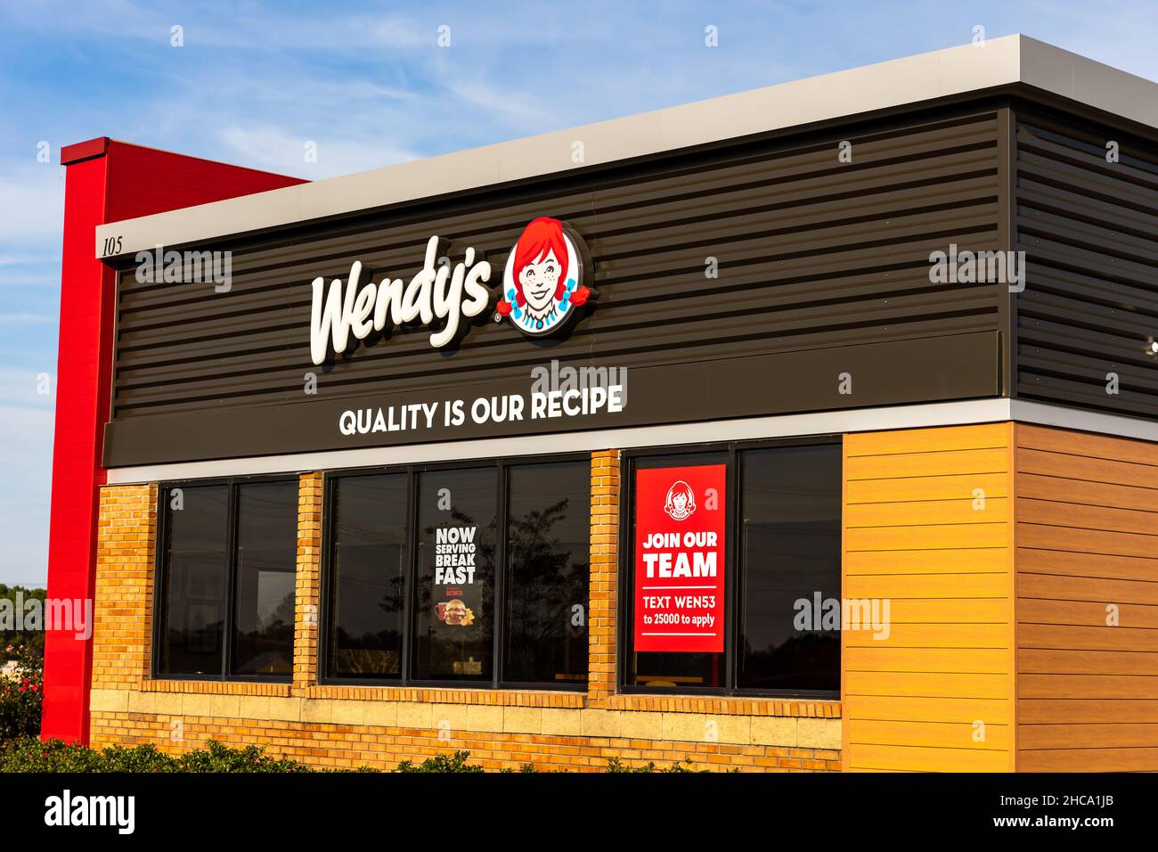 Flowood, MS - 15. Dezember 2021: Wendy's ist eine Fast-Food-Restaurantkette, die von Dave Thomas gegründet wurde und für Hamburger, Pommes Frites und Frosty's bekannt ist. Stockfoto