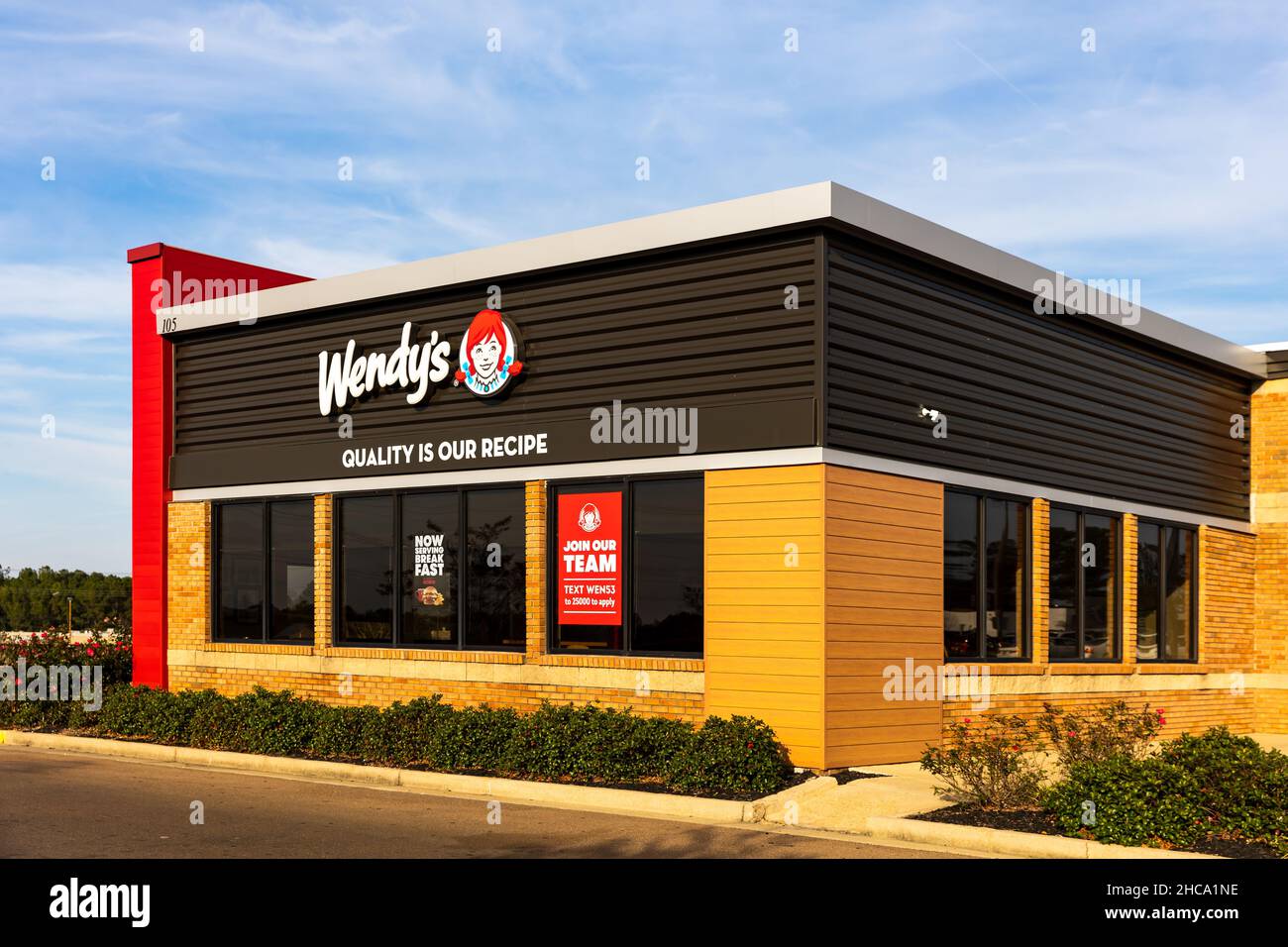 Flowood, MS - 15. Dezember 2021: Wendy's ist eine Fast-Food-Restaurantkette, die von Dave Thomas gegründet wurde und für Hamburger, Pommes Frites und Frosty's bekannt ist. Stockfoto