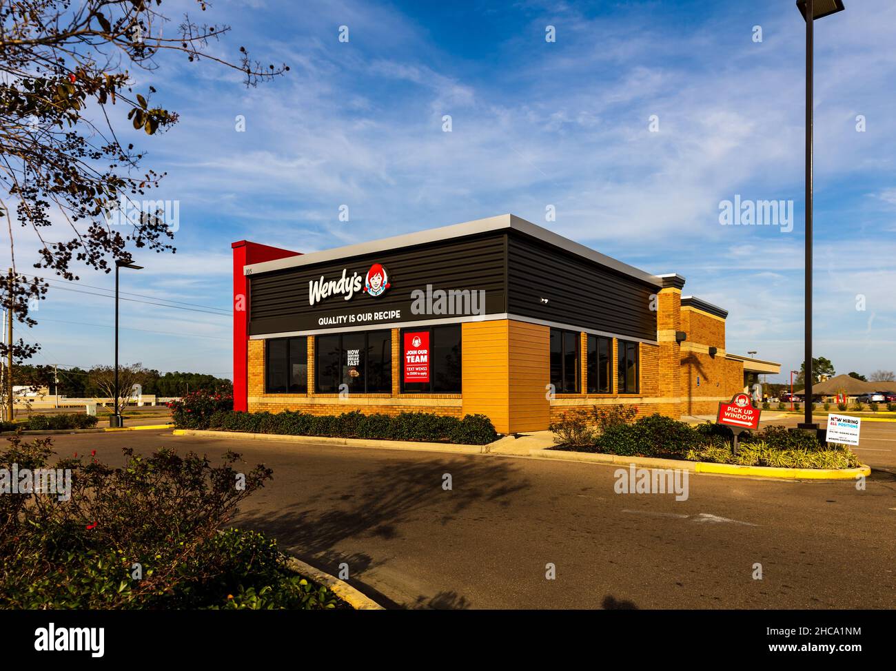 Flowood, MS - 15. Dezember 2021: Wendy's ist eine Fast-Food-Restaurantkette, die von Dave Thomas gegründet wurde und für Hamburger, Pommes Frites und Frosty's bekannt ist. Stockfoto