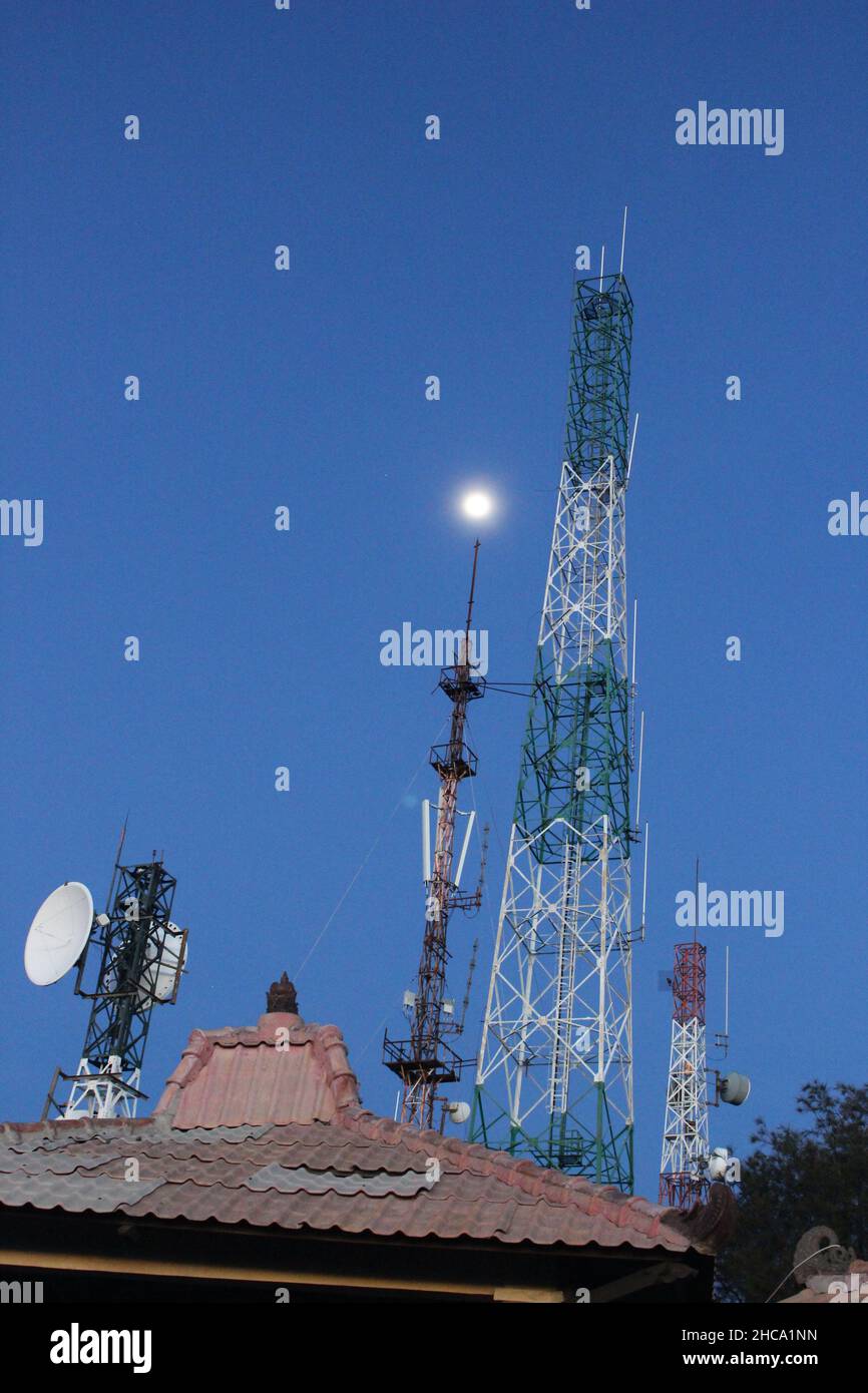 Der Turm, der zur Abgabe von Energie verwendet wird, ist die neueste Technologie Stockfoto