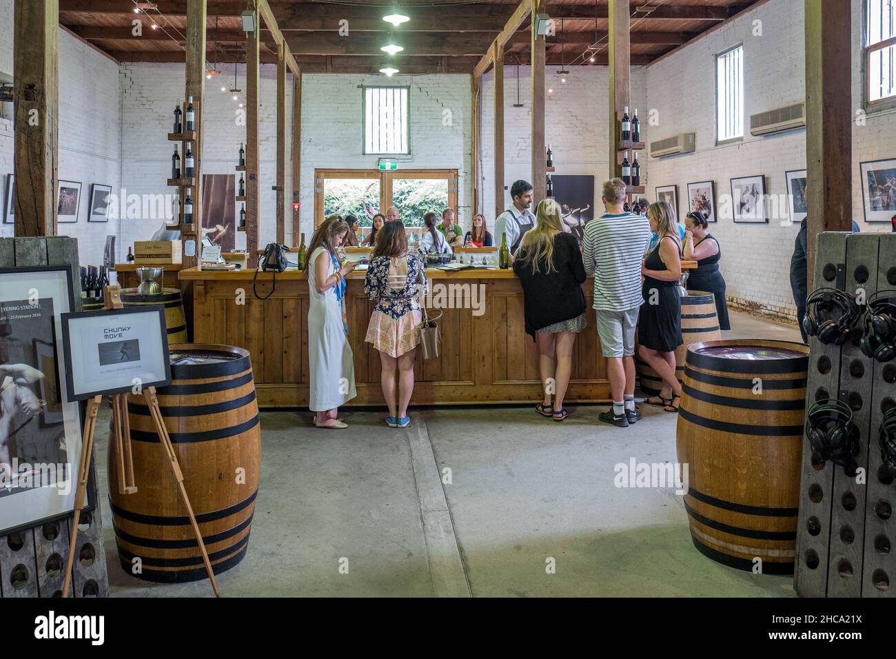Weinprobe an der Yering Station. Es wurde 1838 gegründet und ist das älteste Weingut im Yarra Valley, einem der erstklassigen Weinanbauregionen Australiens. Stockfoto