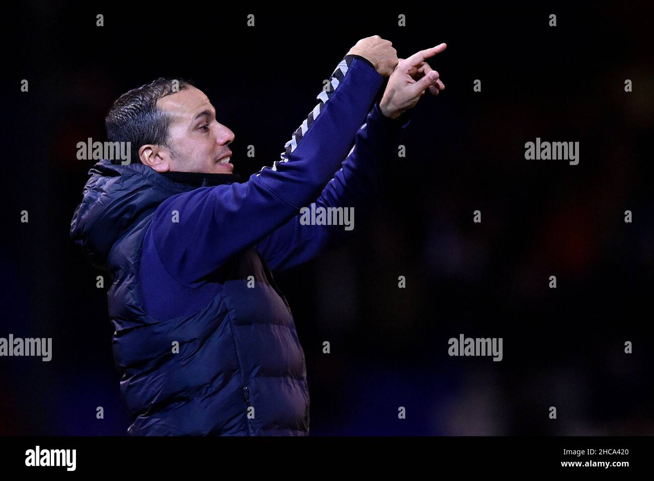 OLDHAM, GROSSBRITANNIEN. DEZ 26th Selim Benachour (Interim Head Coach) von Oldham Athletic während des Spiels der Sky Bet League 2 zwischen Oldham Athletic und Scunthorpe United im Boundary Park, Oldham, am Sonntag, 26th. Dezember 2021. (Kredit: Eddie Garvey | MI Nachrichten) Kredit: MI Nachrichten & Sport /Alamy Live Nachrichten Stockfoto