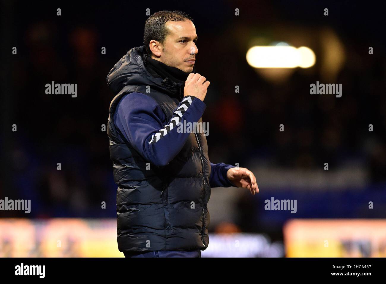 OLDHAM, GROSSBRITANNIEN. DEZ 26th Selim Benachour (Interim Head Coach) von Oldham Athletic während des Spiels der Sky Bet League 2 zwischen Oldham Athletic und Scunthorpe United im Boundary Park, Oldham, am Sonntag, 26th. Dezember 2021. (Kredit: Eddie Garvey | MI Nachrichten) Kredit: MI Nachrichten & Sport /Alamy Live Nachrichten Stockfoto