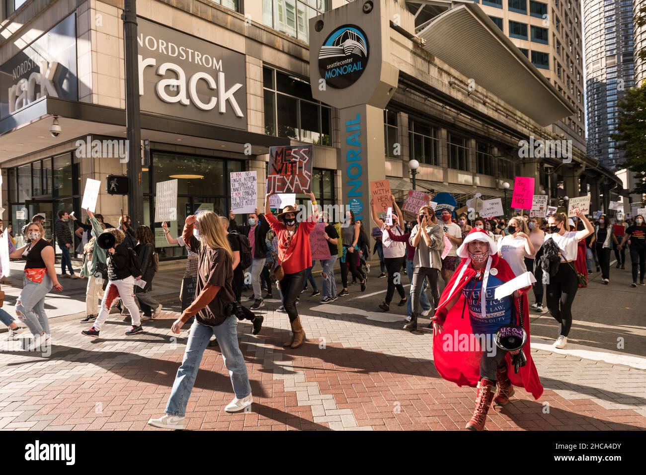 Seattle, USA, 2nd. Oktober 2021. Kundgebung für reproduktive Gerechtigkeit Marsch zum Schutz von Roe gegen Wade in Westlake. Stockfoto