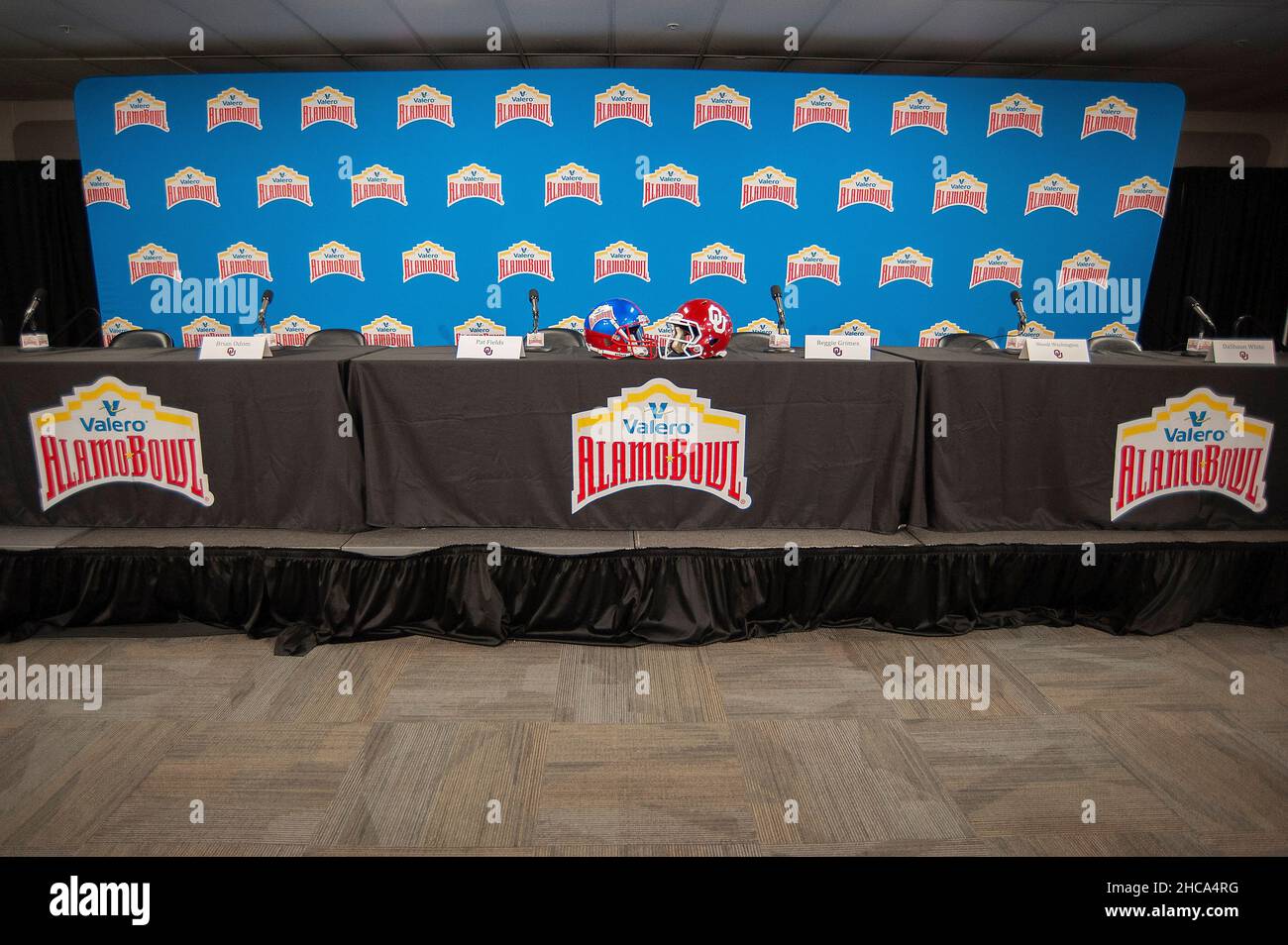 26. Dezember 2021: Pre Game Pressekonferenz im NCAA Valero Alamo Bowl, Oregon Ducks gegen Oklahoma Sooners. San Antonio, Texas. Mario Cantu/CSM Stockfoto