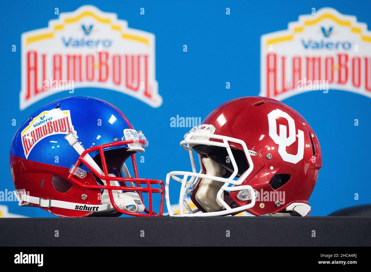 26. Dezember 2021: Oklahoma Sooners Helm vor der Pressekonferenz beim NCAA Valero Alamo Bowl gegen Oregon Ducks. San Antonio, Texas. Mario Cantu/CSM Stockfoto