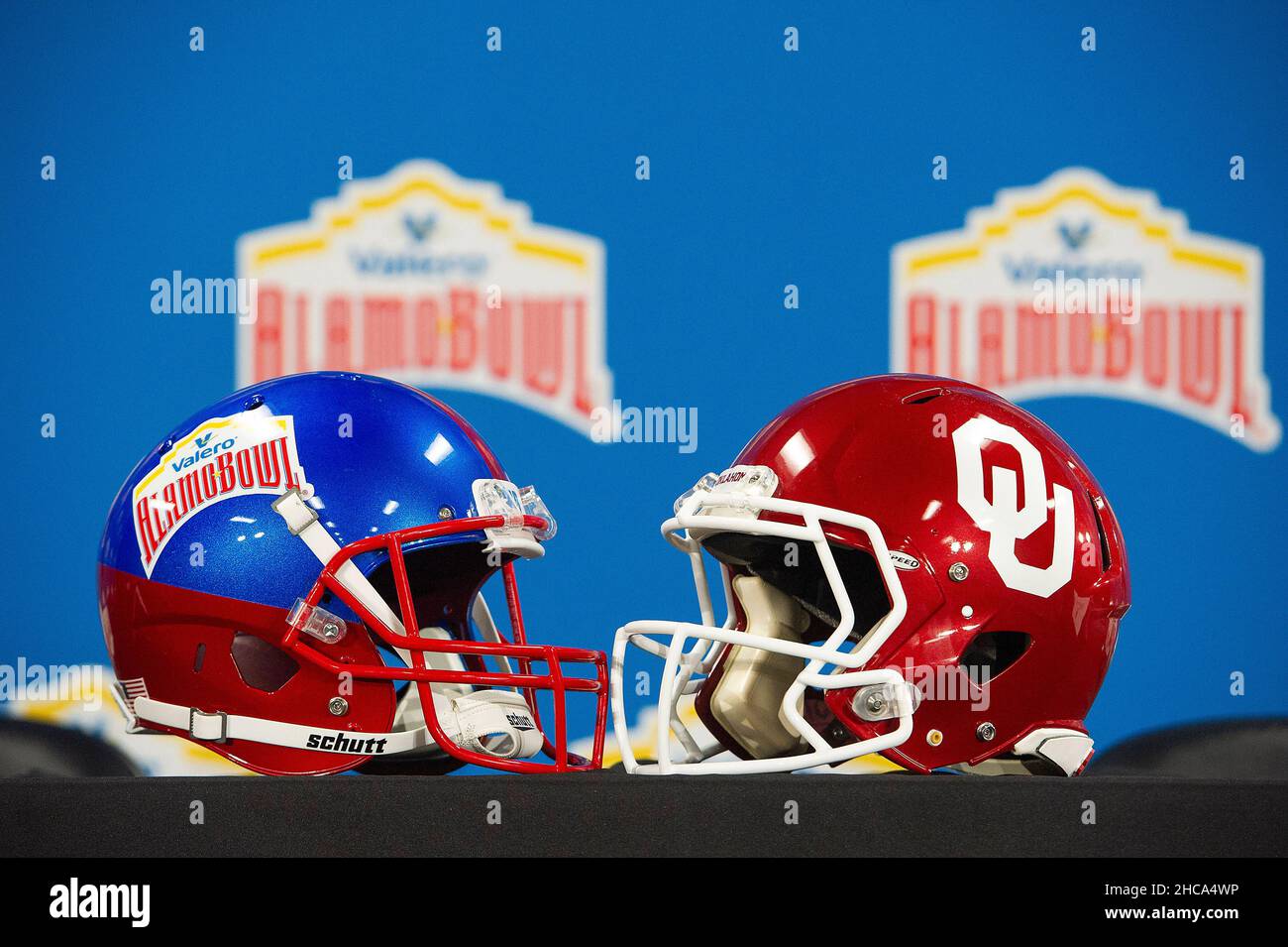 26. Dezember 2021: Oklahoma Sooners Helm vor der Pressekonferenz beim NCAA Valero Alamo Bowl gegen Oregon Ducks. San Antonio, Texas. Mario Cantu/CSM Stockfoto