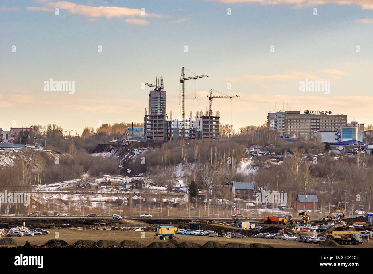 09. April 2021, Kemerowo, Russland. Bau des Bundessteuerdienstgebäudes gegenüber der Zentralniederlassung der Sberbank, selektiver Fokus Stockfoto
