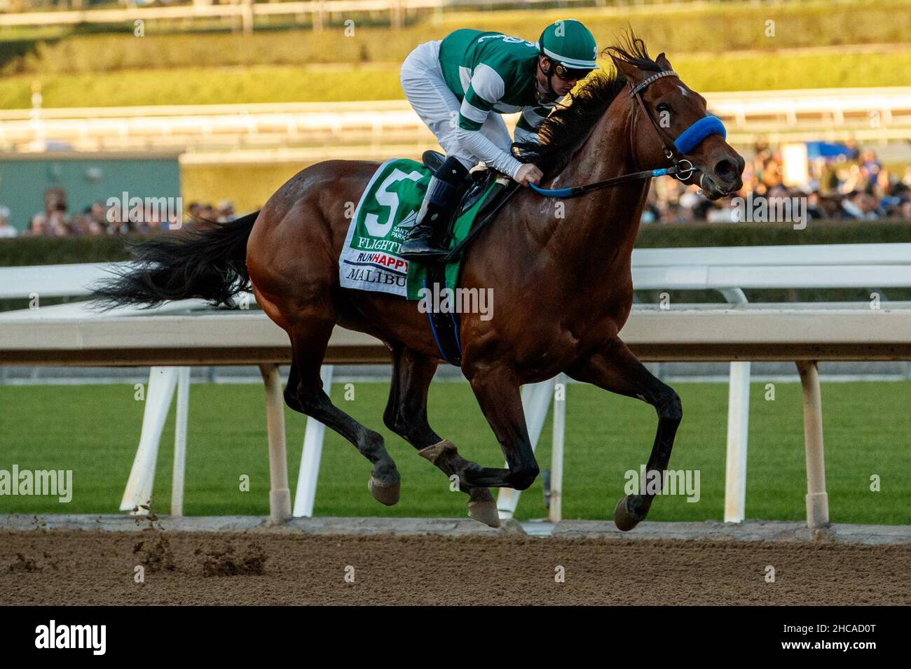 Arcardia, Kalifornien, USA. 26th Dez 2021. 26. Dezember 2021: Flightline #5, geritten von Jockey Flavien Prat, gewinnt am Eröffnungstag im Santa Anita Park in Arcadia, Kalifornien, am 26th. Dezember 2021 die Malibu Stakes (Grad 1). Casey Phillips/Eclipse Sportswire/CSM/Alamy Live News Stockfoto