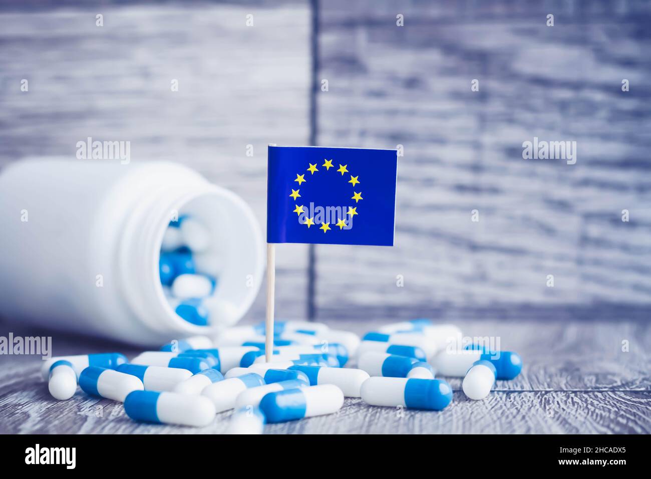 Arzneimittel in der Europäischen Union. Länderflagge und Pillen aus der Nähe. Stockfoto